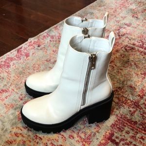 ▪️Urban Outfitters Chunky Platform Combat Boots▪️